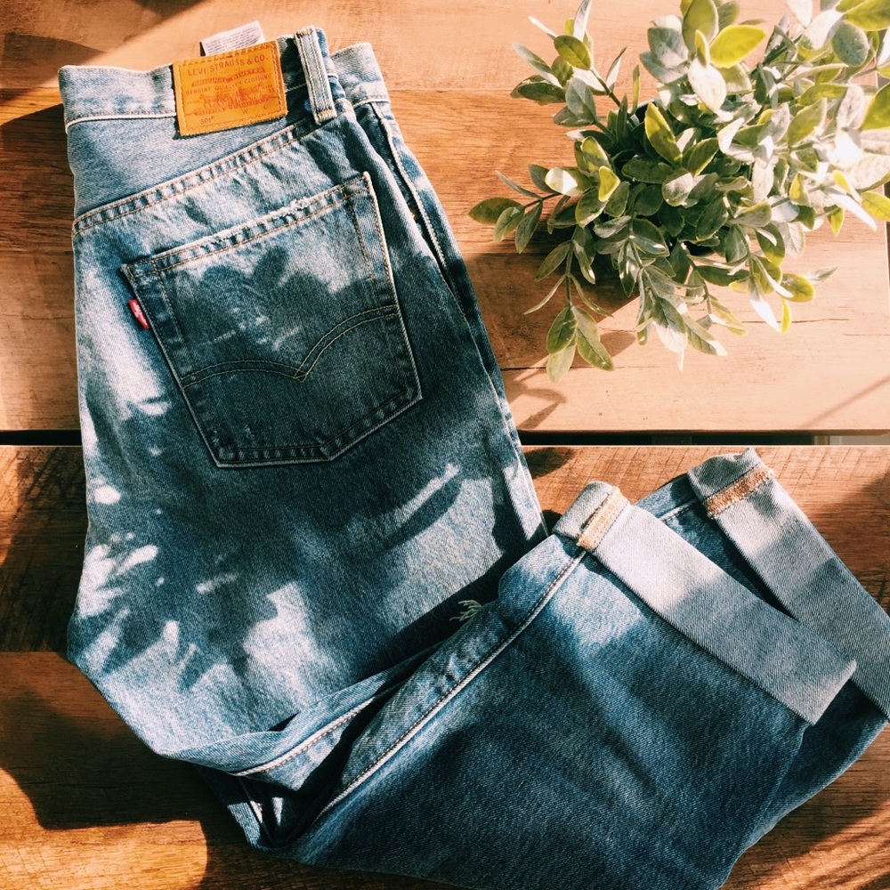 Cropped high waisted destroyed Levi’s